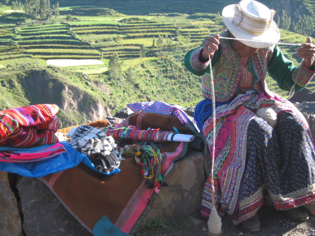 spinning yarn for tourists in Peru