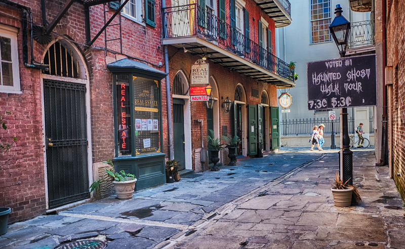 Haunted streets of New Orleans © Valentin Armianu | Dreamstime.com