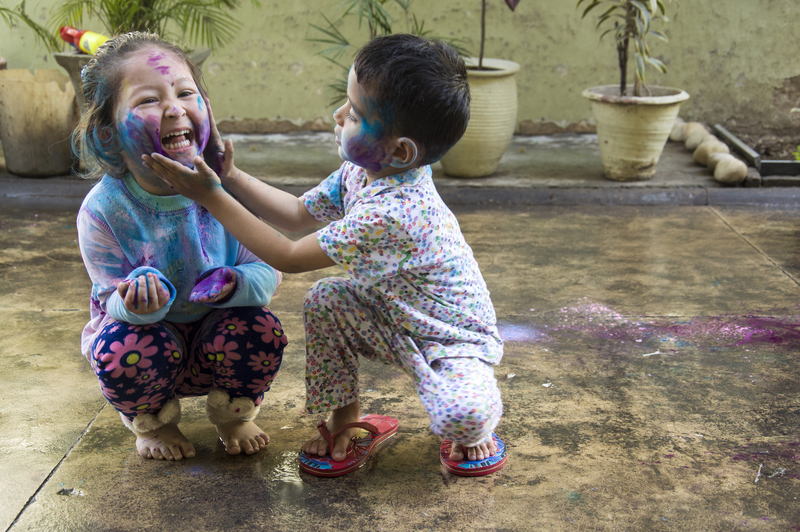 Kids and color packets for Holi celebrations © Dushyant Kumar Thakur | Dreamstime.com